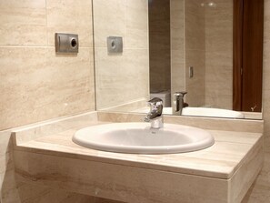 A bathroom with a white sink, a chrome faucet, and a mirror above it. - Apartamentos Canillo Les Moles 3000 (Canillo)
