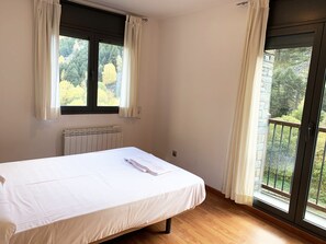 Individually furnished, bed sheets - Apartamentos Canillo Les Moles 3000 (Canillo)