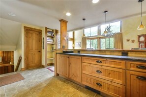 Talo, 3 makuuhuonetta | Yksityinen keittiö | Jääkaappi, mikroaaltouuni, kahvin-/teenkeitin