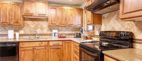 House, 3 Bedrooms | Private kitchen | Fridge, microwave, coffee/tea maker