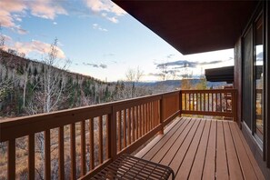 House, 4 Bedrooms | Balcony