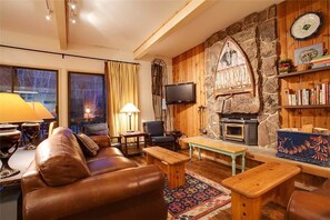 House, 4 Bedrooms | Living area