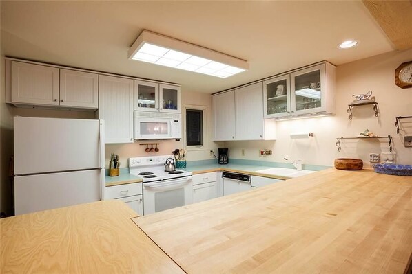 House, 4 Bedrooms | Private kitchen | Fridge, microwave, coffee/tea maker