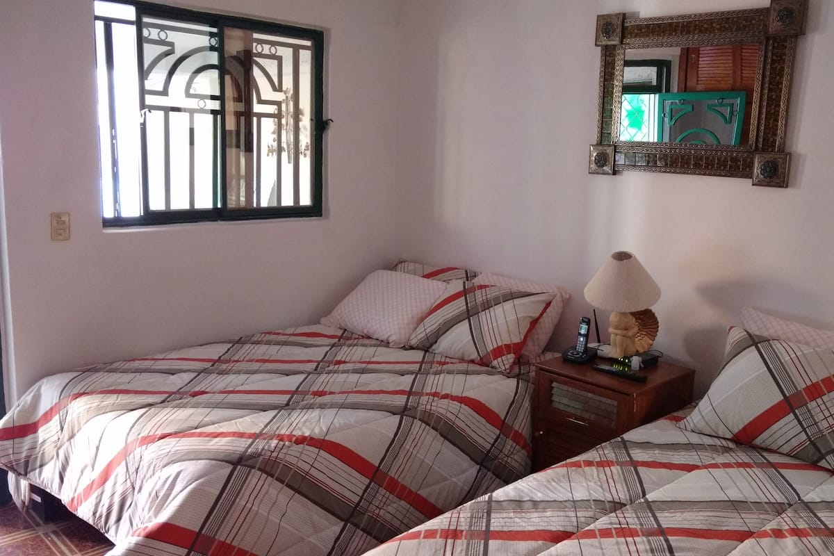 2 habitaciones, tabla de planchar con plancha y wifi gratis