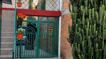 Vista frontal de la propiedad