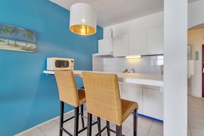 Apartamento estándar, 1 habitación | Cocina privada | Frigorífico grande, microondas, placa de cocina y cafetera o tetera