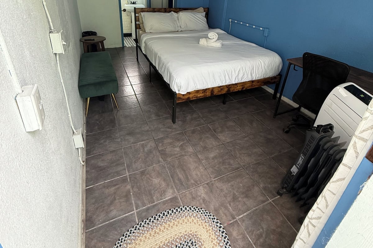 Chambre de base double | AccĂšs au Wi-Fi (inclus), literie fournie