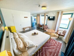 Deluxe Room - ITH Beach Bungalow Surf Hostel (San Diego)