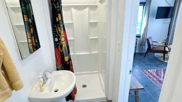 Deluxe Room | Bathroom | Shower, towels, toilet paper