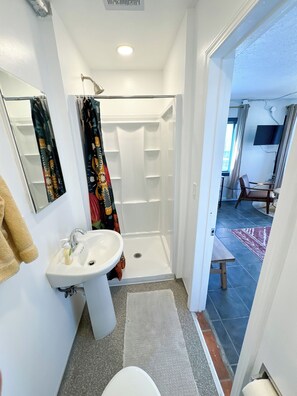 Deluxe Room | Bathroom | Shower, towels, toilet paper - ITH Beach Bungalow Surf Hostel (San Diego)