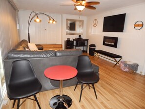 Suite | Sala de estar | Televisión de pantalla plana de 40 pulgadas con canales por cable