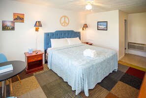 Habitación, 1 cama de matrimonio grande | Colchones con acolchado adicional y cortinas opacas