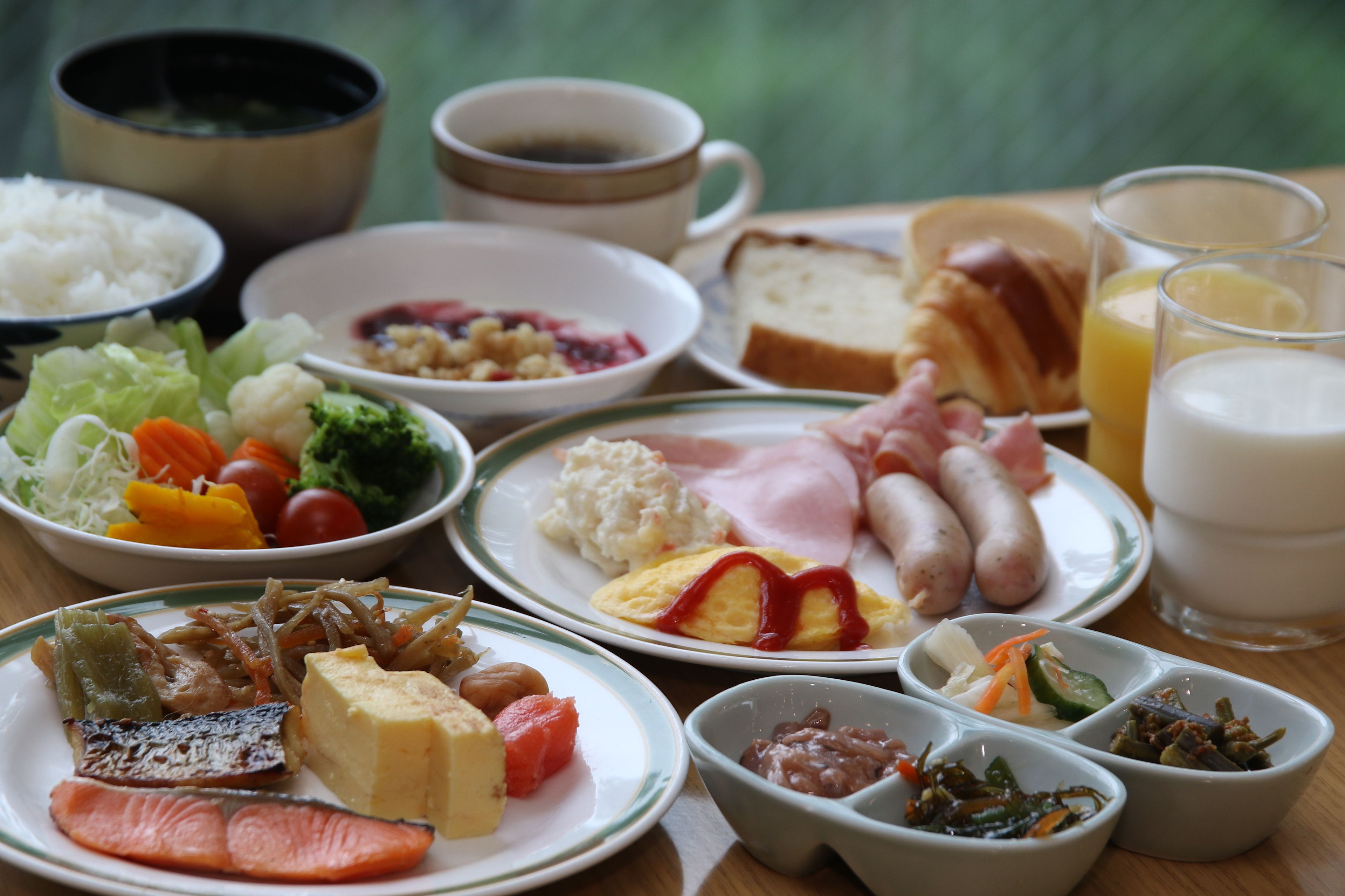 朝食 (ビュッフェ)、毎日提供 (有料)