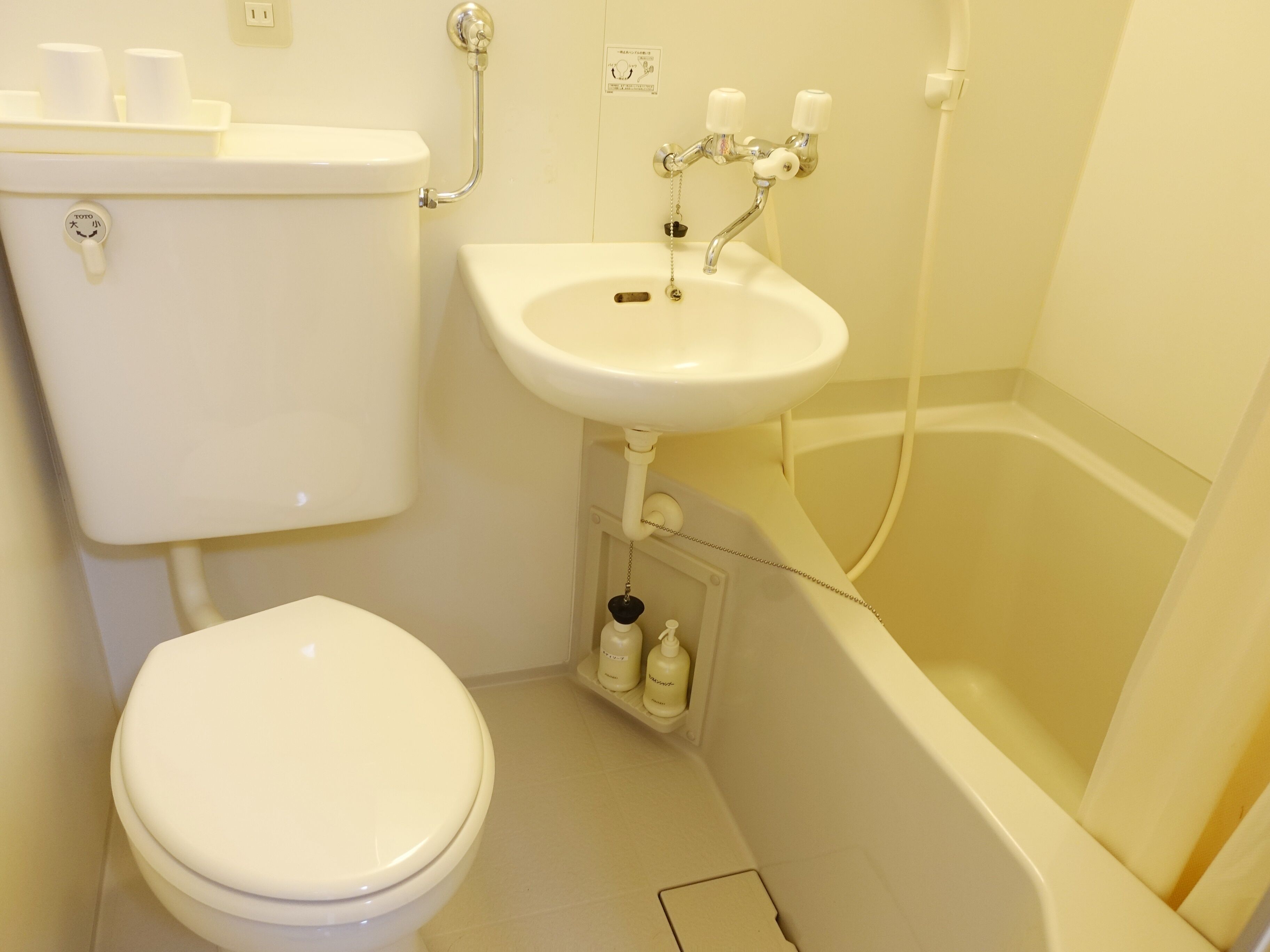 twin room, non smoking | bathroom | towels