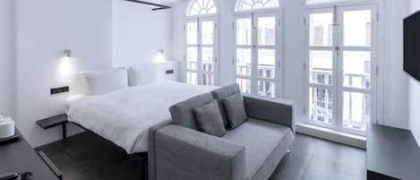 Studio King with Sofa | 1 bilik tidur, peralatan tempat tidur premium, peti besi dalam bilik