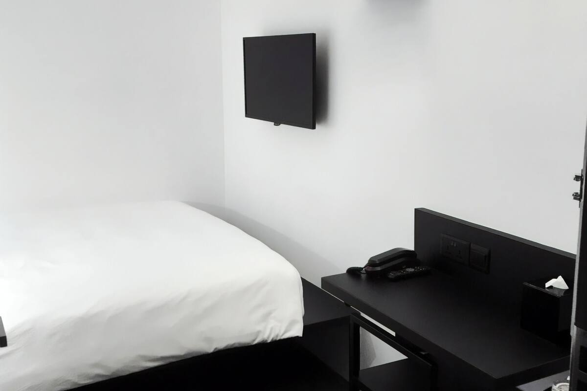 Small Double Room | 高級寢具、客房內保險箱、書桌、免費無線上網