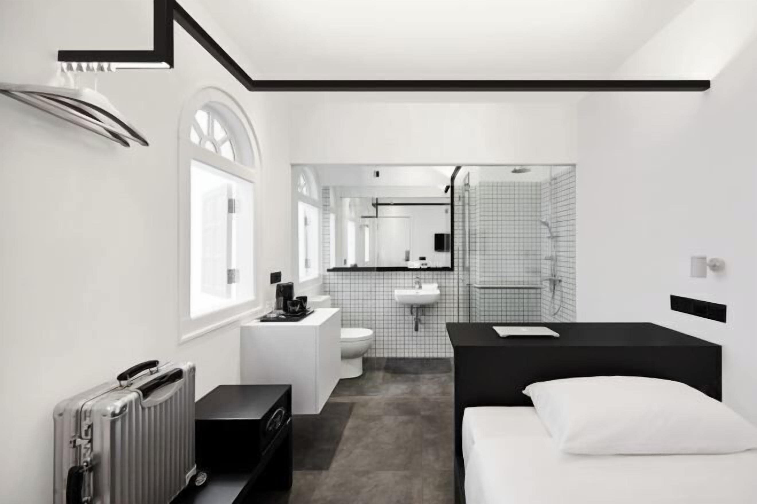 浴室 | 淋浴設備、免費盥洗用品、吹風機、拖鞋