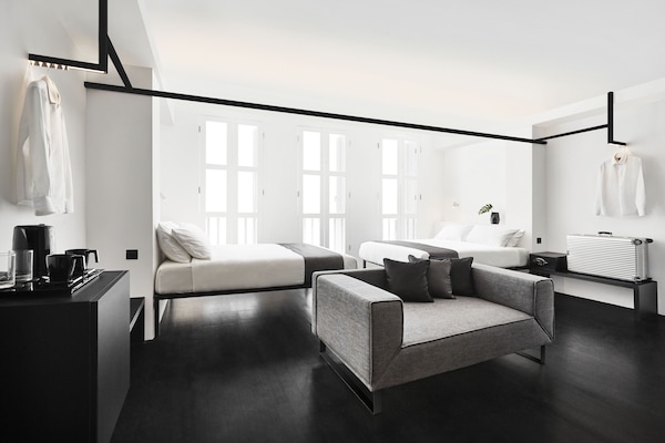 Premium bedding, in-room safe, desk, free WiFi