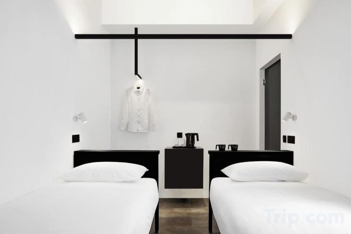 Premium bedding, in-room safe, desk, WiFi (free)