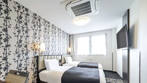 A hotel room with two beds, a TV, a ceiling fan, and a large window. - APA Hotel Miyazaki Nobeoka Ekimae (Nobeoka)
