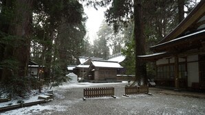 A traditional Japanese building with a snow-covered roof and gravel ground. - APA Hotel Miyazaki Nobeoka Ekimae (Nobeoka)