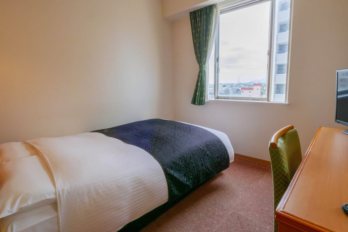 Down duvets, desk, free WiFi, bed sheets
