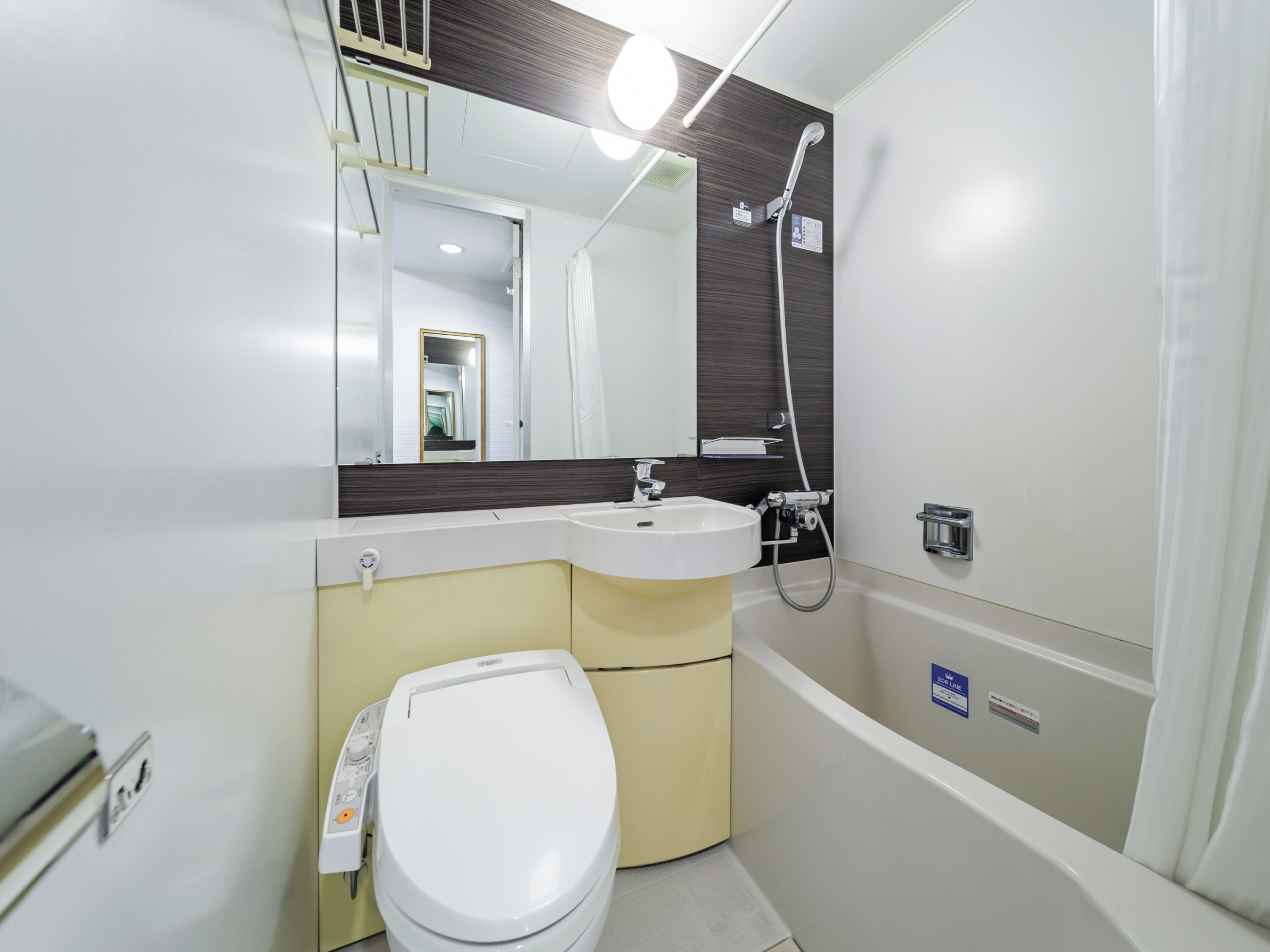 Combined shower/tub, deep soaking tub, free toiletries, hair dryer