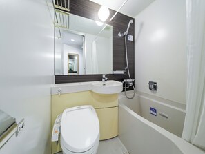 Combined shower/tub, deep soaking tub, free toiletries, hair dryer - APA Hotel Miyazaki Nobeoka Chuo (Nobeoka)