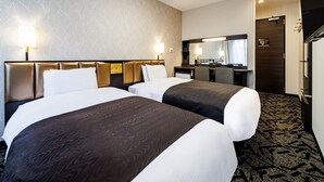 A hotel room with two beds, a desk, a mirror, and a bathroom door. - APA Hotel Miyazaki Nobeoka Chuo (Nobeoka)