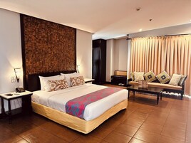 特级客房 (Superior) | 迷你吧、客房内保险箱、办公桌、熨斗/熨板