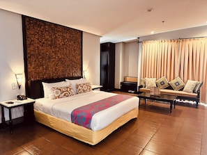 Habitación Grand (Superior) | Minibar, caja de seguridad en la habitación y escritorio