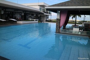 Een buitenzwembad en ligstoelen