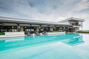 室外游泳池，日光浴躺椅