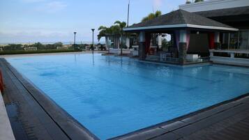 Kolam renang outdoor, dengan kursi berjemur