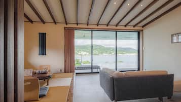 行政别墅, 私人游泳池, 海洋景观 (4 Semi-Double Beds & 2 Japanese Futon) | 2 多间卧室、办公桌、熨斗/熨衣板、免费 WiFi