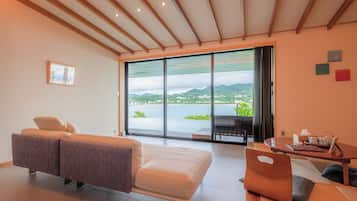 Vila executiva, piscina particular, vista para o oceano (4 Semi-Double Beds & 2 Japanese Futon) | 2 quartos, escrivaninha, ferros/tábuas de passar roupa