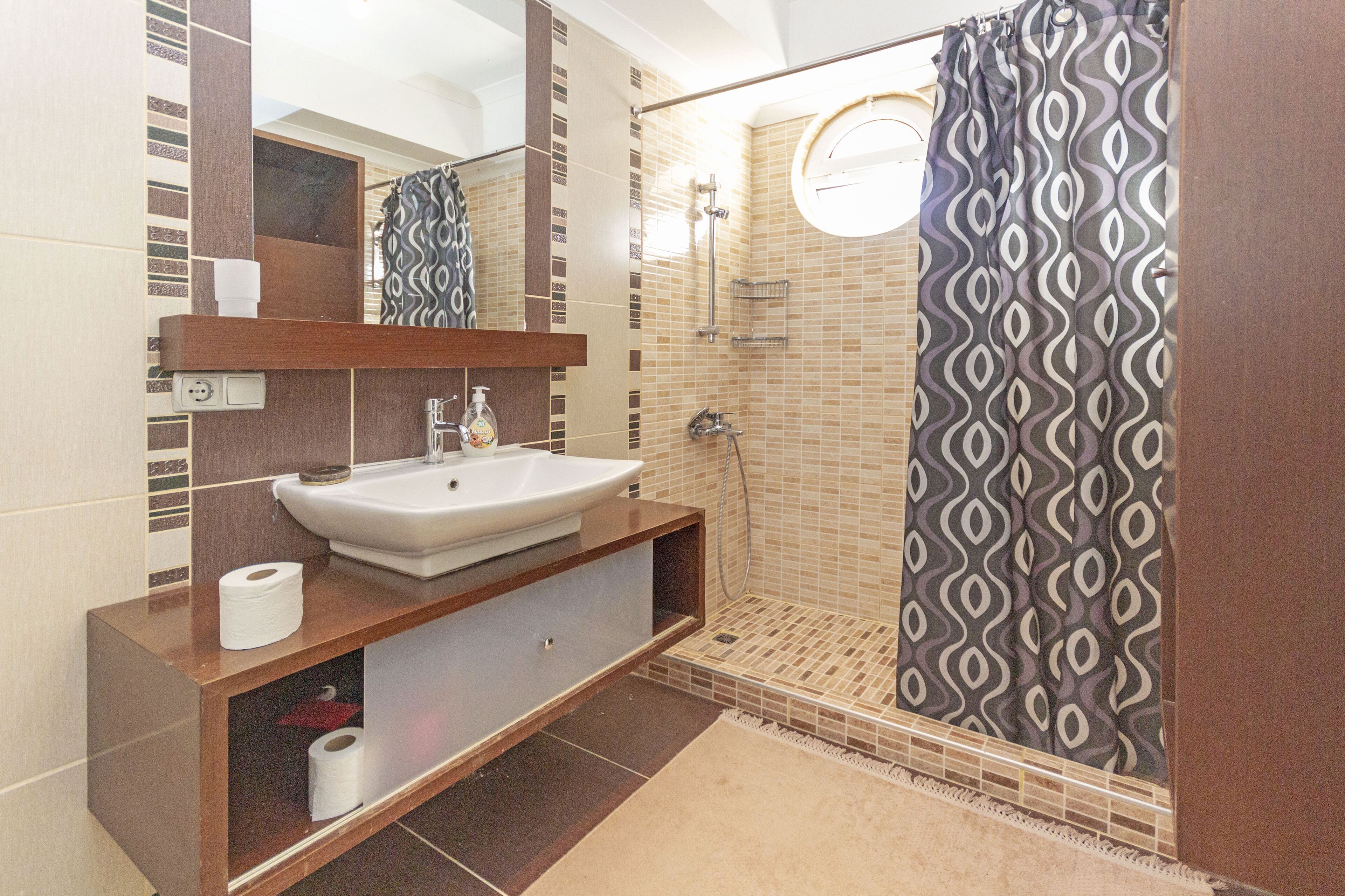 Kostenlose Toilettenartikel, Haartrockner, Handtücher