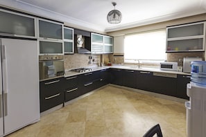 Villa | Private kitchen | Full-size fridge, microwave, oven, stovetop
