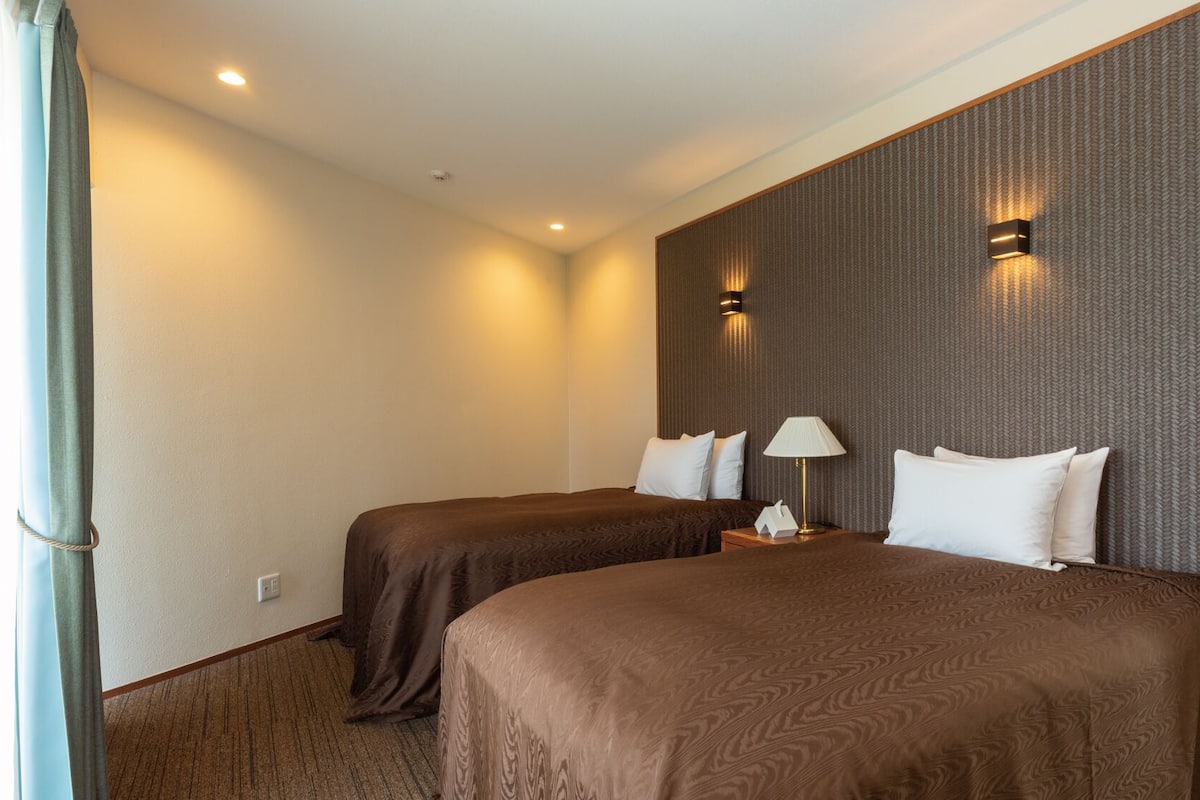 2 bedrooms, premium bedding, desk, free WiFi