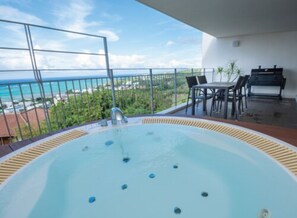 Luxe appartement, 2 slaapkamers, terras, uitzicht op oceaan (Umi) | Kameruitzicht