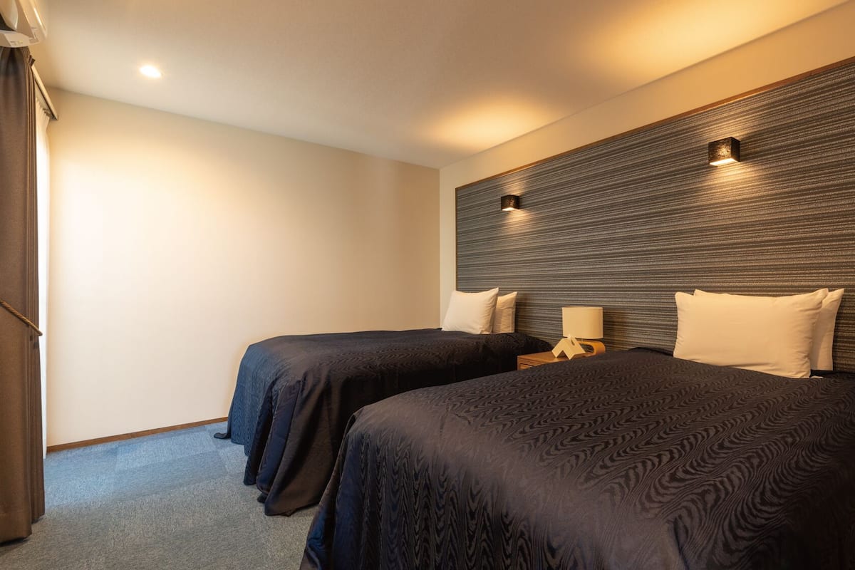 2 bedrooms, premium bedding, desk, free WiFi