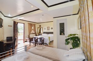 Une chambre d’hôtel avec deux lits, un bureau, une chaise, une télévision et une plante.