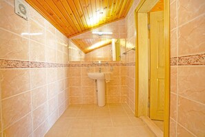 A bathroom with a wooden ceiling, a sink, and a mirror. - Paradise Town Villa Hazel (Serik)