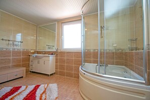1 bedroom, premium bedding, desk, iron/ironing board - Paradise Town Villa Hazel (Serik)