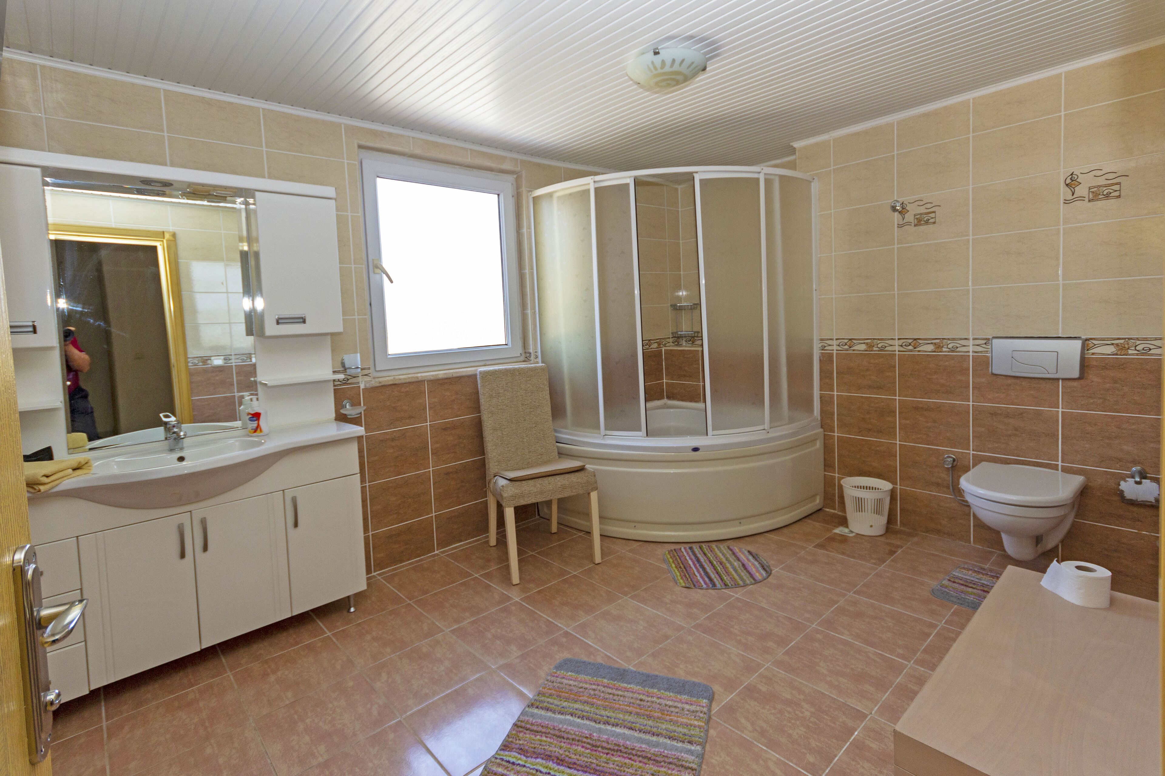 Villa | Bathroom | Jetted tub, free toiletries, hair dryer, towels