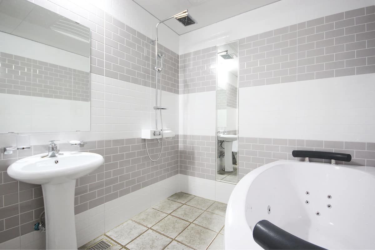 twin room | bathroom | combined shower/bathtub, jetted bath, free toiletries, hair dryer