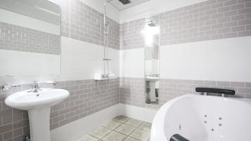 Twin Room | Bathroom | Combined shower/tub, jetted tub, free toiletries, hair dryer