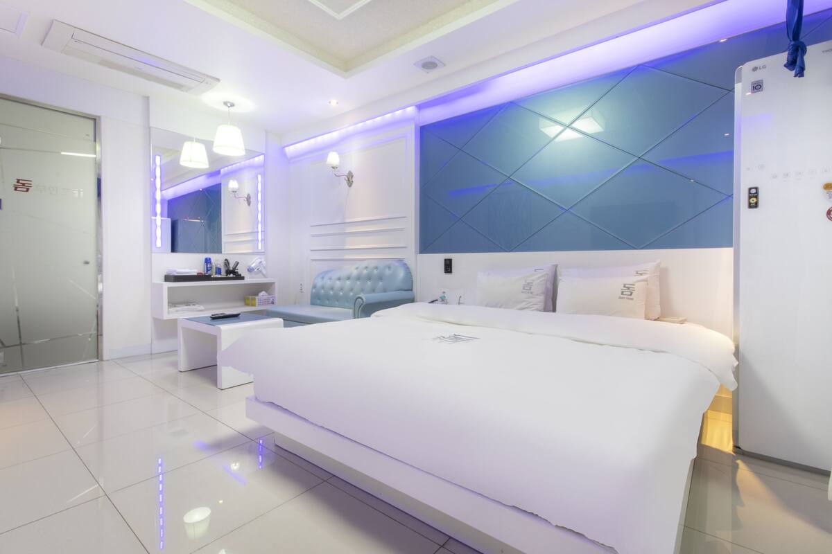 premium room | blackout curtains, free wifi