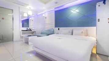 Blackout curtains, free WiFi