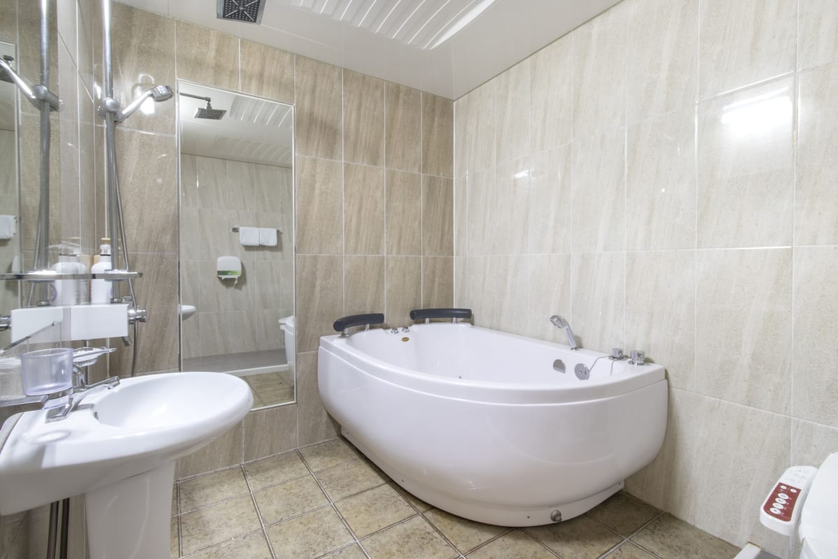 premium room | bathroom | combined shower/bathtub, jetted bath, free toiletries, hair dryer